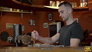 Uskomaton! Vanha mies Daddy4k:sta viettelee pojan tyttöystävän villiin seksiin pöydällä!