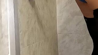 Sexo con mi dildo en el baño