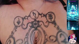 Domácí goth s obrovskýma koza ma a mokrou kundou si hraje 😍