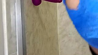 Sexo con mi dildo en el baño
