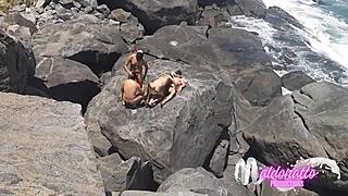 Amateurs Fuck Bareback on Rio Public Beach