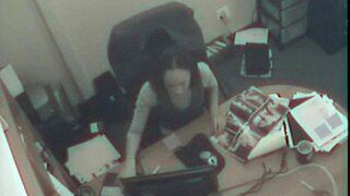 Drgnjenje pizde v pisarni med delom, tako nespodobno!