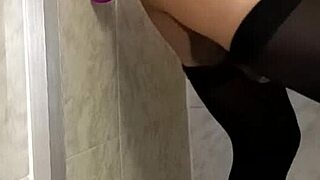 Sexo con mi dildo en el baño