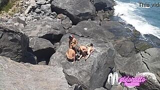 Amateurs Fuck Bareback on Rio Public Beach