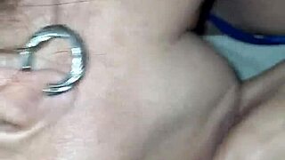 Azgın ev hanımının Kingblack yarağını emmesini izliyorum