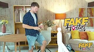 Lažni hostel - svršavanje u čudnu curu i predlog braka vodi do zabavne trojke