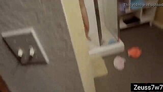 Bror spionerar på syster i duschen och de knullar till slut