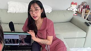 Estudiante de medicina Elle Lee agradece a su tutor con un favor especial.