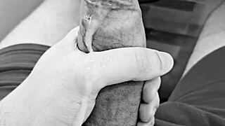 novinho dotado cums deliciously hard!