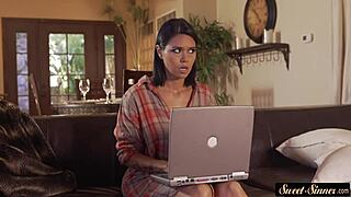 Madrastra no Paizão Fodida por Trás em Roleplay Quente com Gostosa Glamourosa