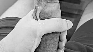 novinho dotado cums deliciously hard!