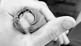 novinho dotado cums deliciously hard!