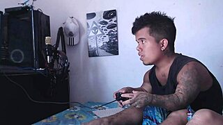 Damn! Hermanastra Gets Horny While Enano Plays Games, Seducing His PENE!