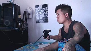 Damn! Hermanastra Gets Horny While Enano Plays Games, Seducing His PENE!