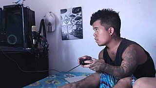 Damn! Hermanastra Gets Horny While Enano Plays Games, Seducing His PENE!