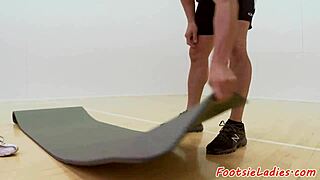 cocksucking babe gets footworshiped after tennis