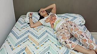 Violeta má horečku a strkám jí teploměr do pusy, ať vidím jak je nadržená!