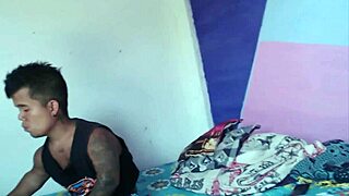 Damn! Hermanastra Gets Horny While Enano Plays Games, Seducing His PENE!