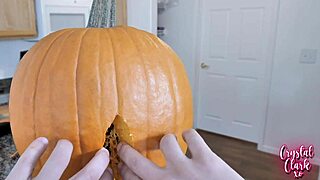 ¡Maldición! Tía caliente por parte de padre destroza tallando calabaza