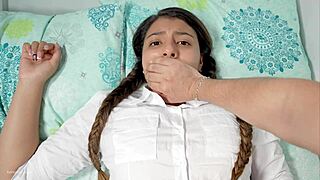 Shh, não grite agora - irmão de criação fode a irmã de criação sozinha em casa