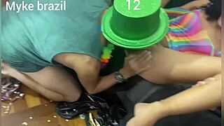 Festa de carnaval com duas mulher bonitas e amigos fazendo uma festa muito top.