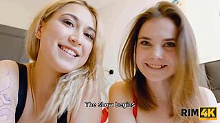 ما أقدر أشبع من لعق مؤخرة صديقتي الروسية في الجوارب الحمراء خلال ثلاثيتنا الساخنة.