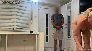 i met the delivery guy naked and he just wouldn’t leave lol 😜