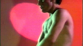 Lois Ayres loira pornstar rebola o cu no strip antes da foda no palco.