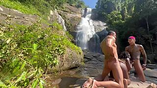 vídeo amador dos bastidores com pretinha 18 na cachoeira ao ar livre