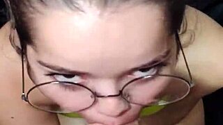 Acabei de sair do banho e a white moon ja veio de boca no pau pra levar uma gozada na cara