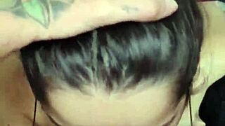 Acabei de sair do banho e a white moon ja veio de boca no pau pra levar uma gozada na cara