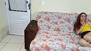 Esposa Se Exibe Para Amigo Do Marido Ao Lado Dele E Transaram Ali Mesmo!