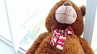 Angelina Castro, tá cavalgando esse urso de pelúcia?