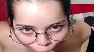 Acabei de sair do banho e a white moon ja veio de boca no pau pra levar uma gozada na cara