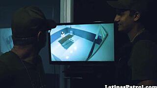 लैटिना इमिग्रेंट अफसर के लंड को बॉर्डर इंटरव्यू डेस्क पर चूस रही