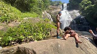 vídeo amador dos bastidores com pretinha 18 na cachoeira ao ar livre