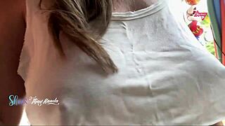 Isteri Seksi Membeli-Belah Tanpa Bra, Jalang untuk Penjual