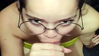 Acabei de sair do banho e a white moon ja veio de boca no pau pra levar uma gozada na cara