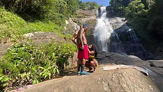 vídeo amador dos bastidores com pretinha 18 na cachoeira ao ar livre