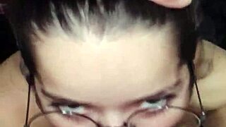 Acabei de sair do banho e a white moon ja veio de boca no pau pra levar uma gozada na cara