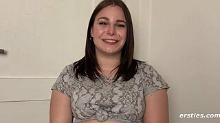 엠마가 카메라에서 느리고 유혹적인 핑거링으로 테이즈