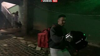 novinha received pizza delivery in towel