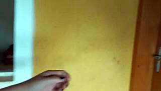 novinha received pizza delivery in towel