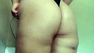 gordinha se exibindo para a camera