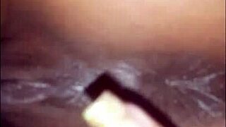 Escucha los gemidos dulces de Alicinha mientras mi polla penetra su culo apretado