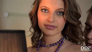 Bogata dziwka pieprzy swojego kuzyna po cichu