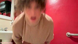 Stedmor sniger stedsøn med i offentlig toilet knul