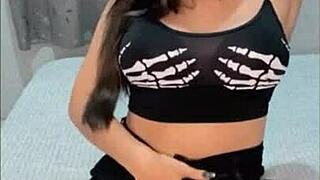 morena safada, you like showing off and fucking your pussy?