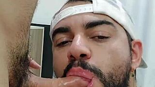 Turista Curioso Visitando O Mr Bumbum Brasil Completo No Red E Subscrição