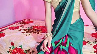 Lovely Bhabhi Looks Stunning in Saree, Irresistible Charm